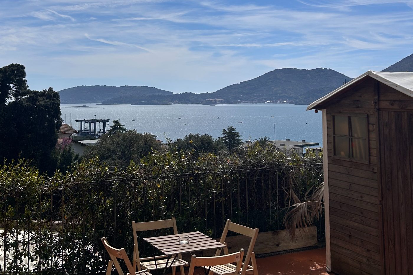 Scatto originale della terrazza: luce dura, colori freddi e inquadratura sbilanciata.