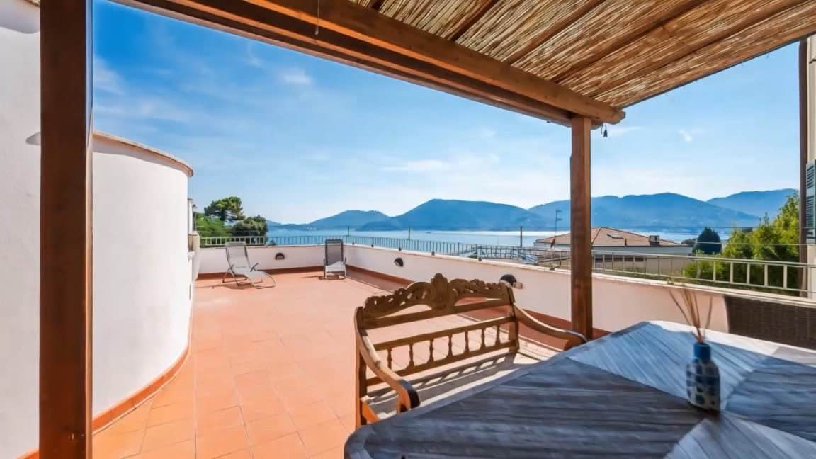 Terrazza sotto il pergolato con vista sul golfo, fotogramma dell'Home Tour.