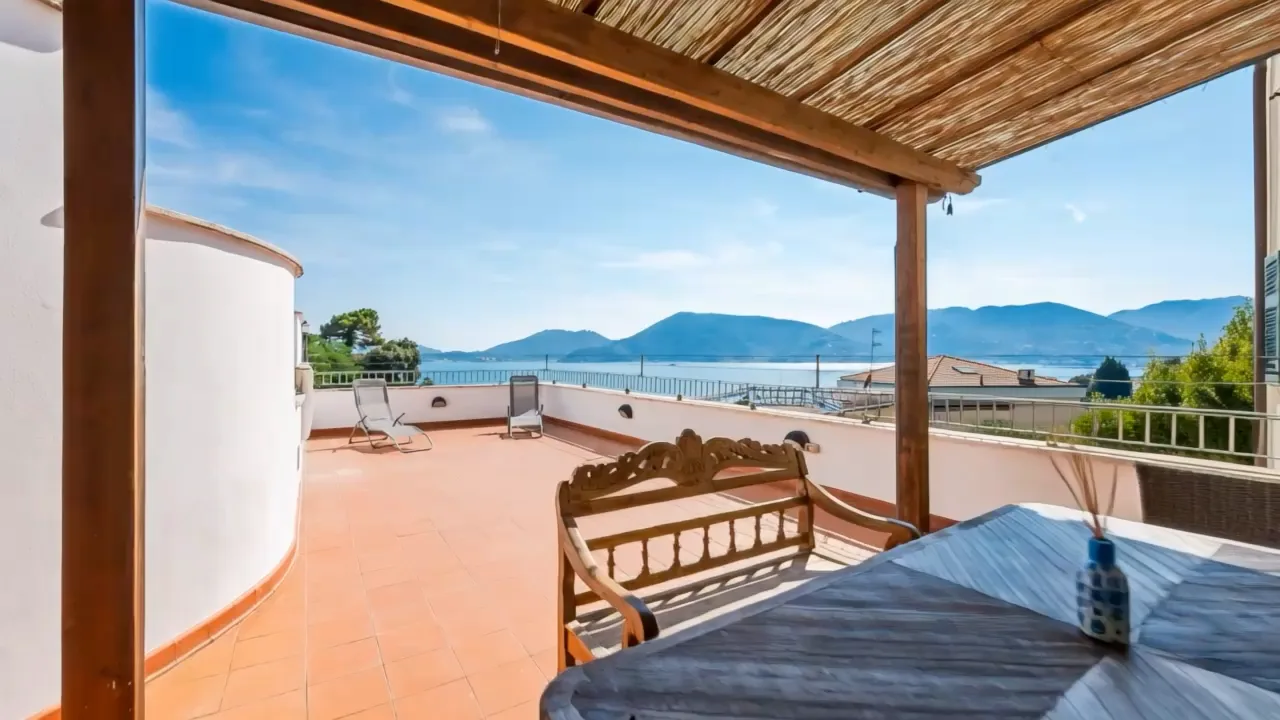 Terrazza sotto il pergolato con vista sul golfo, fotogramma dell'Home Tour.
